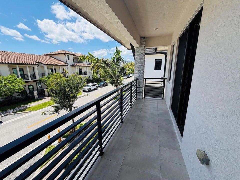 MB Balcony 3