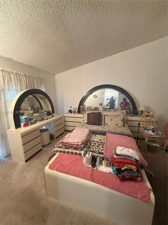 En Venta: $549,900 (3 camas, 2 baños, 1411 Pies cuadrados)