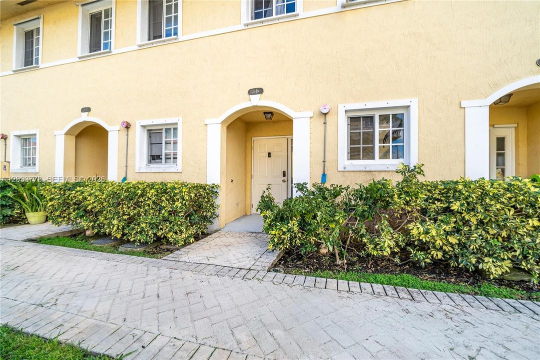 For Sale: $369,000 (3 beds, 2 baths, 1182 Square Feet)