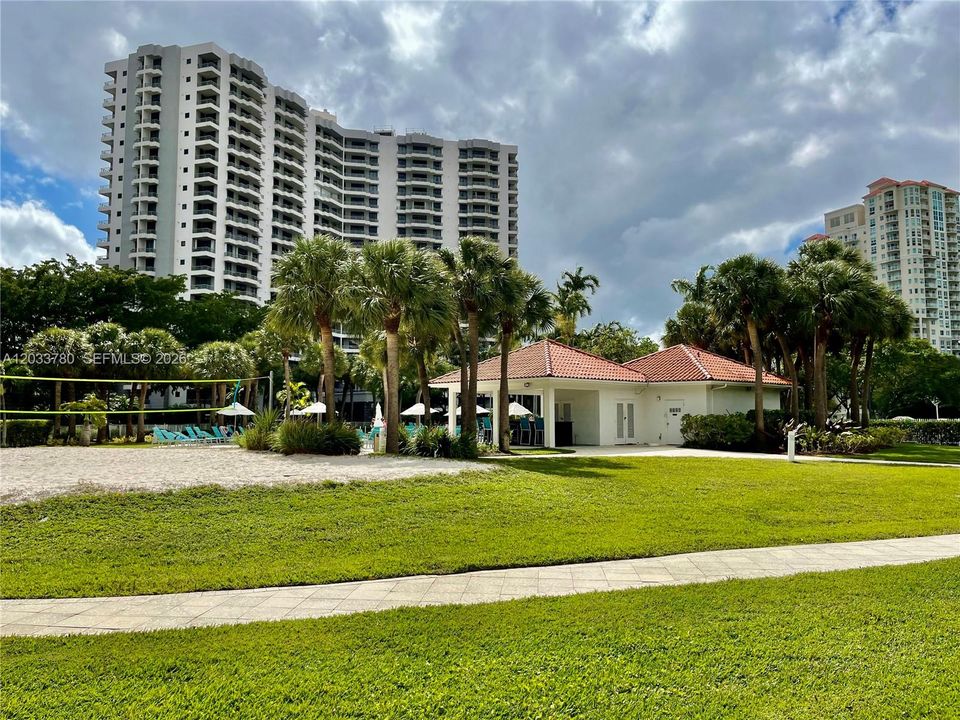 For Rent: $2,900 (2 beds, 2 baths, 990 Square Feet)