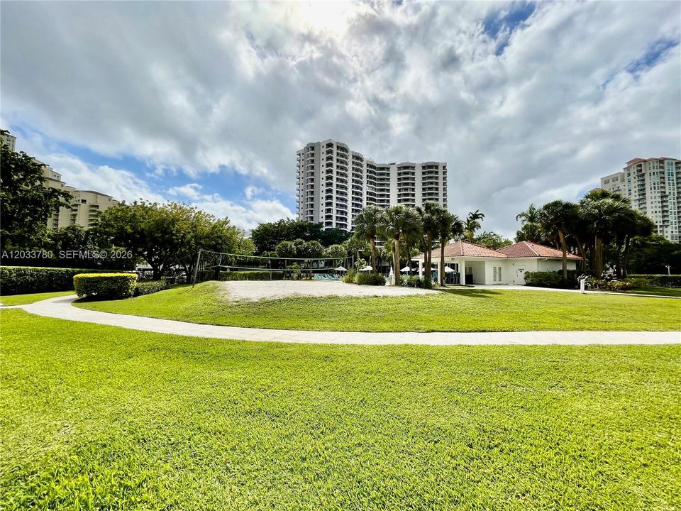 For Rent: $2,900 (2 beds, 2 baths, 990 Square Feet)