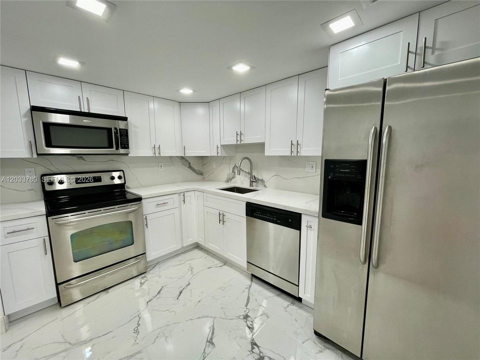 For Rent: $2,900 (2 beds, 2 baths, 990 Square Feet)