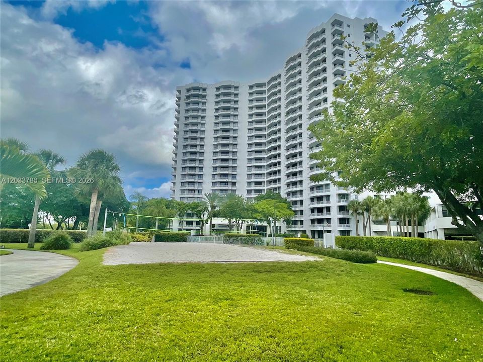For Rent: $2,900 (2 beds, 2 baths, 990 Square Feet)