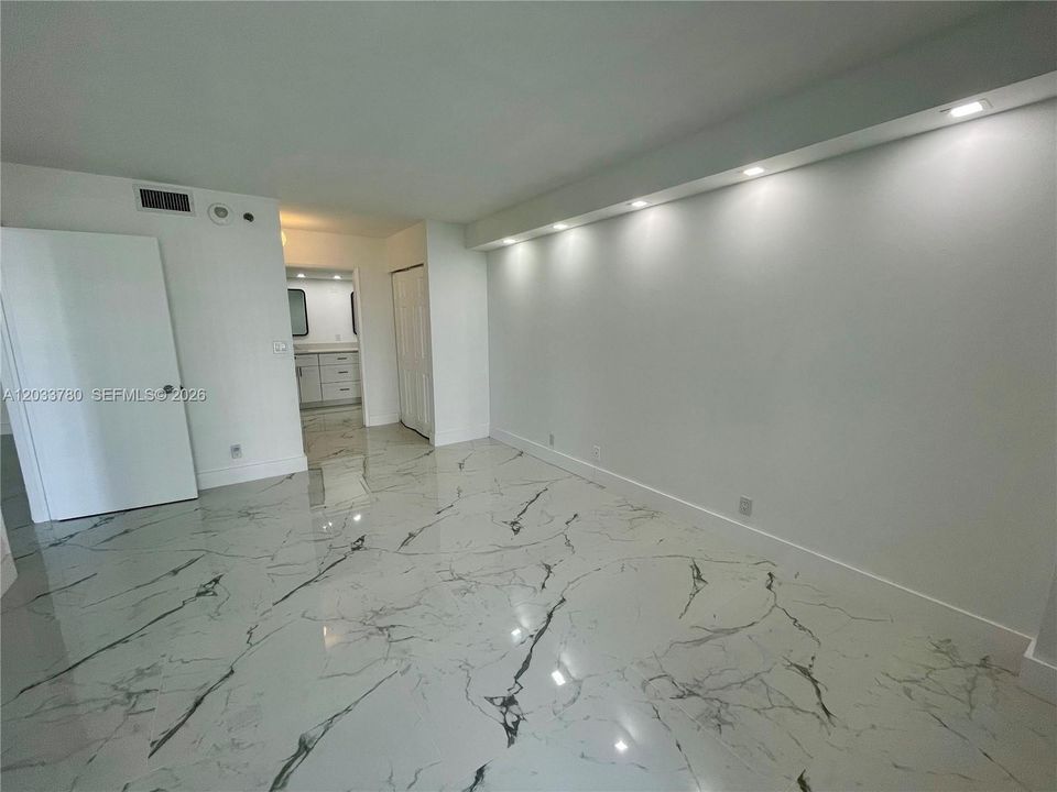 For Rent: $2,900 (2 beds, 2 baths, 990 Square Feet)