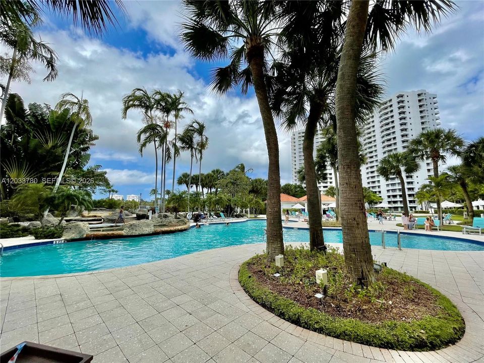 For Rent: $2,900 (2 beds, 2 baths, 990 Square Feet)