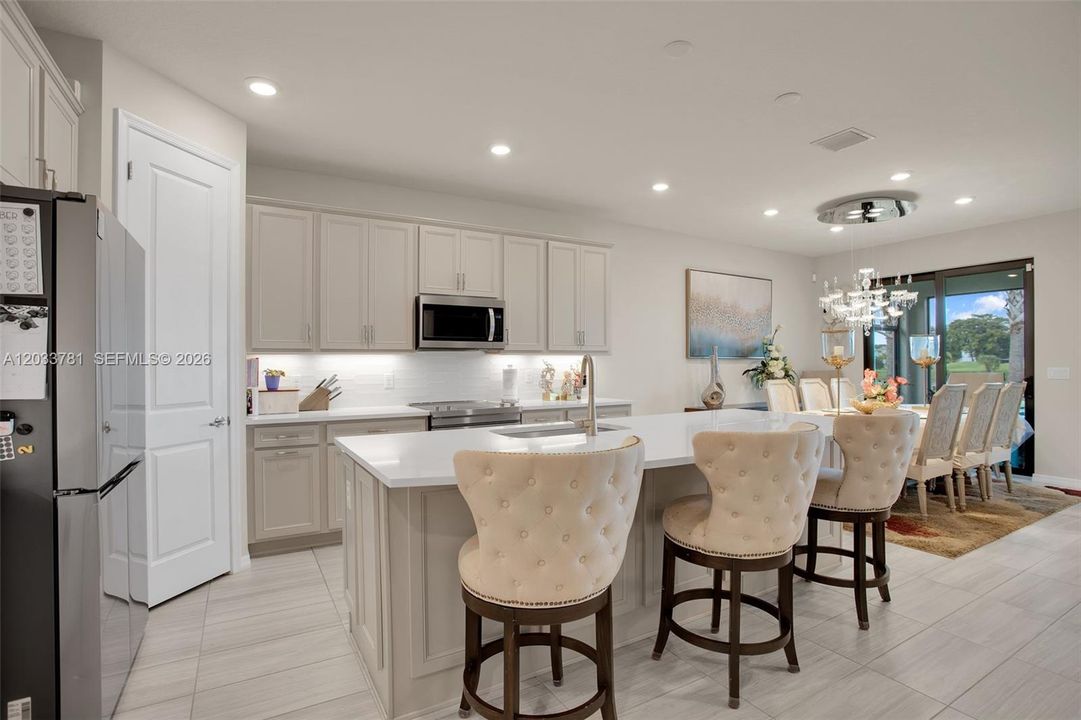 For Sale: $854,000 (5 beds, 3 baths, 2860 Square Feet)
