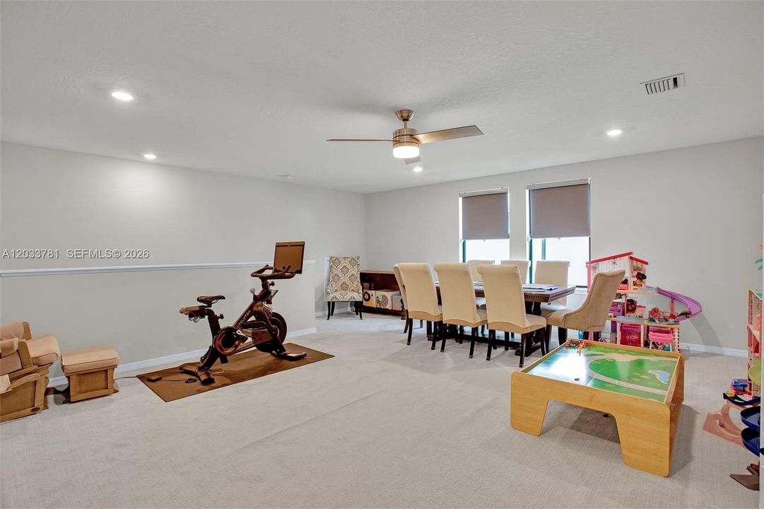 For Sale: $854,000 (5 beds, 3 baths, 2860 Square Feet)