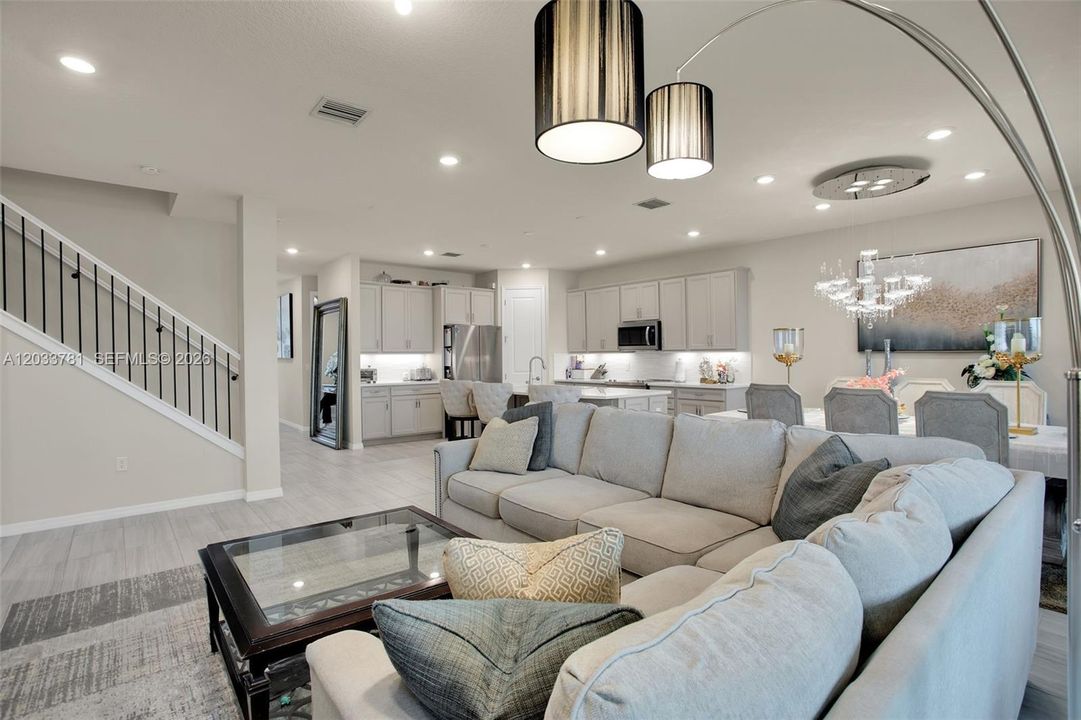 For Sale: $854,000 (5 beds, 3 baths, 2860 Square Feet)