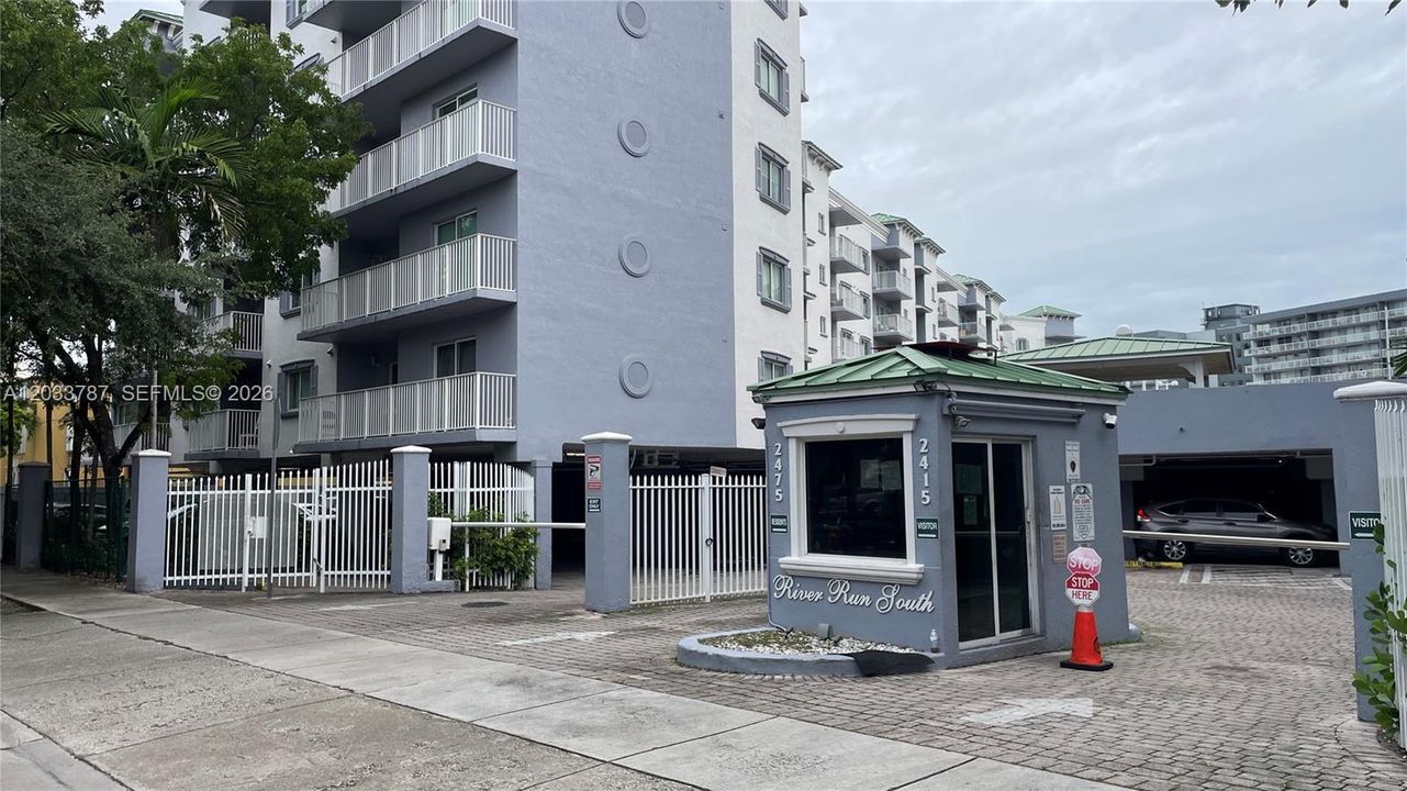 For Rent: $2,200 (2 beds, 2 baths, 900 Square Feet)