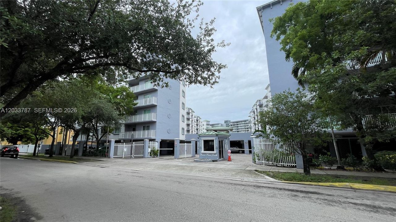 For Rent: $2,200 (2 beds, 2 baths, 900 Square Feet)