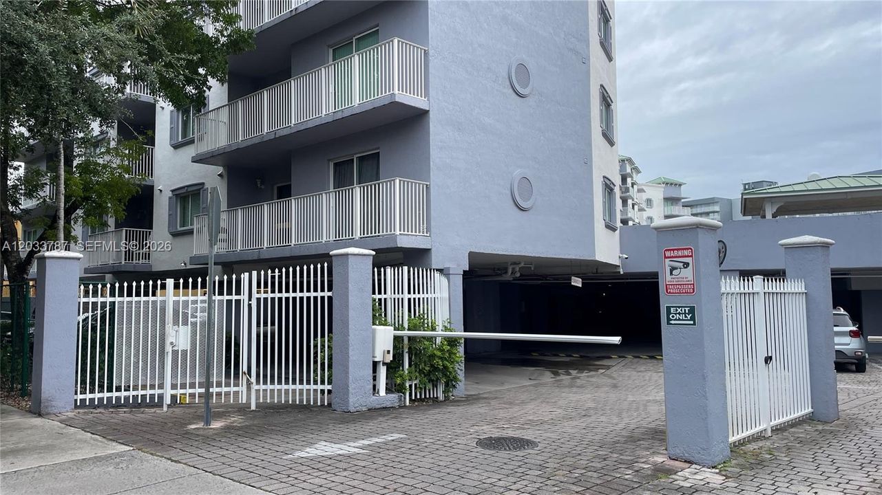For Rent: $2,200 (2 beds, 2 baths, 900 Square Feet)