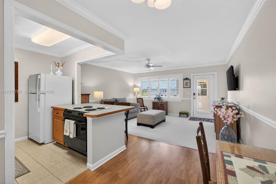 For Sale: $180,000 (1 beds, 1 baths, 640 Square Feet)