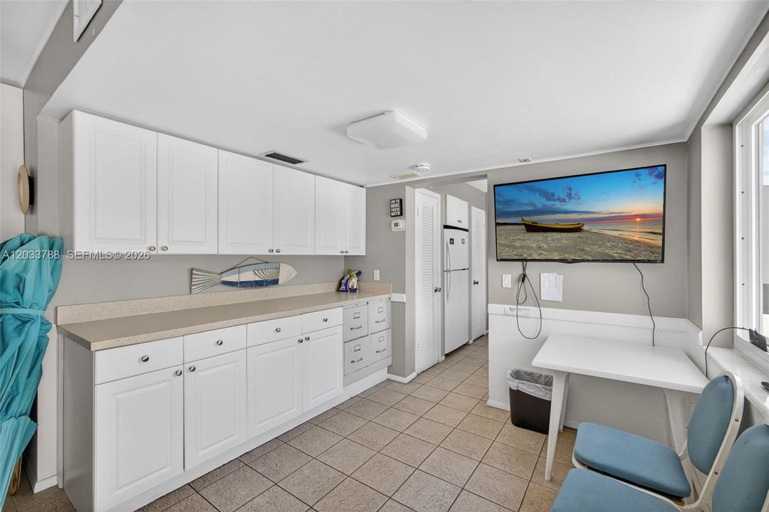 For Sale: $180,000 (1 beds, 1 baths, 640 Square Feet)