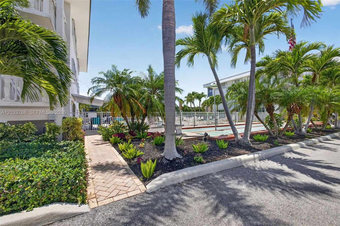 For Sale: $180,000 (1 beds, 1 baths, 640 Square Feet)