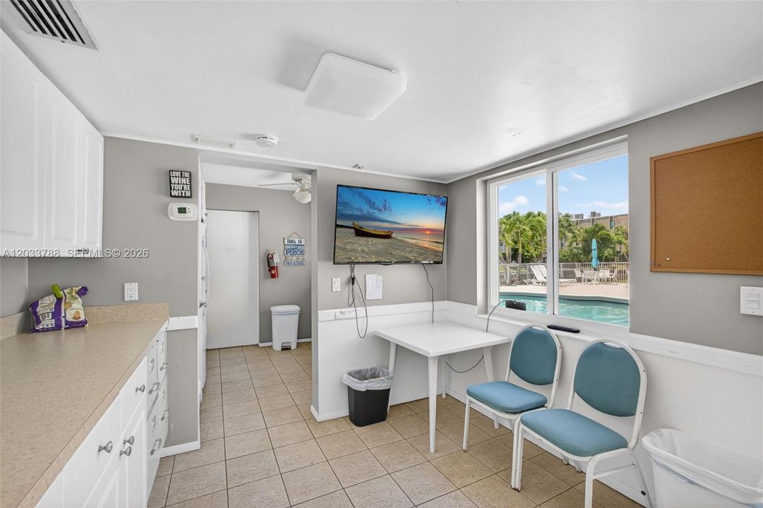 For Sale: $180,000 (1 beds, 1 baths, 640 Square Feet)