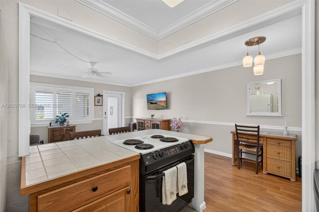 For Sale: $180,000 (1 beds, 1 baths, 640 Square Feet)