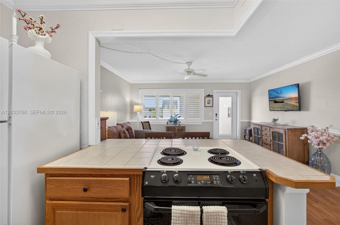 For Sale: $180,000 (1 beds, 1 baths, 640 Square Feet)