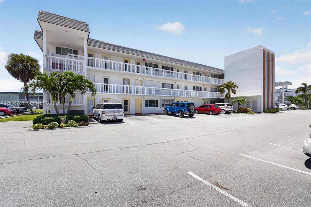 For Sale: $180,000 (1 beds, 1 baths, 640 Square Feet)