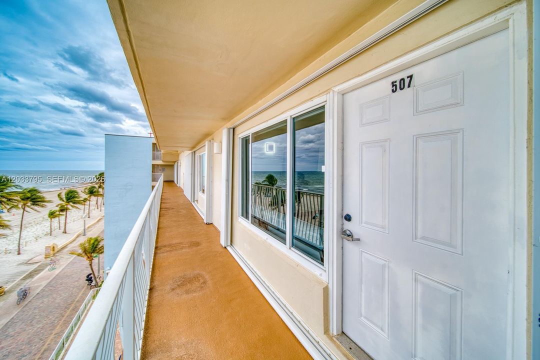 For Sale: $385,000 (1 beds, 1 baths, 660 Square Feet)