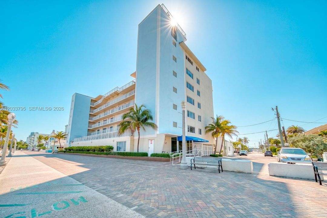 For Sale: $385,000 (1 beds, 1 baths, 660 Square Feet)