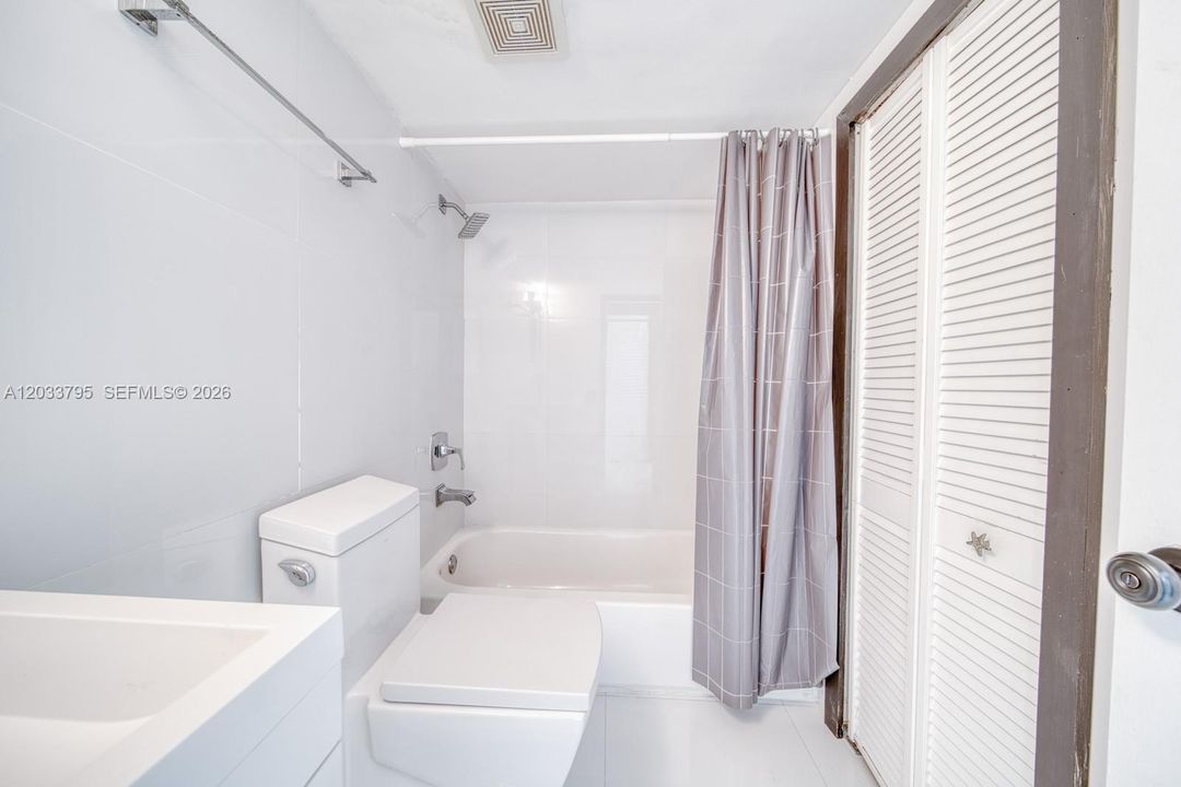 For Sale: $385,000 (1 beds, 1 baths, 660 Square Feet)