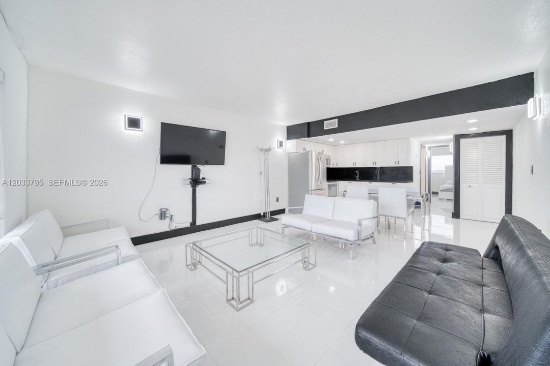For Sale: $385,000 (1 beds, 1 baths, 660 Square Feet)