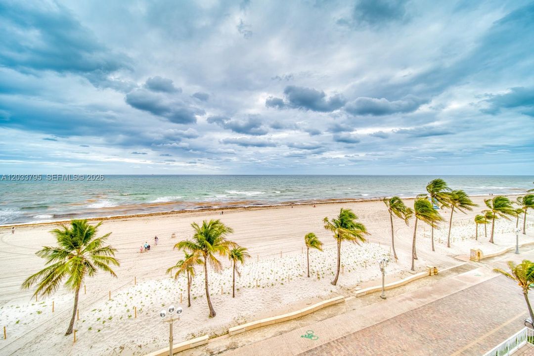 For Sale: $385,000 (1 beds, 1 baths, 660 Square Feet)