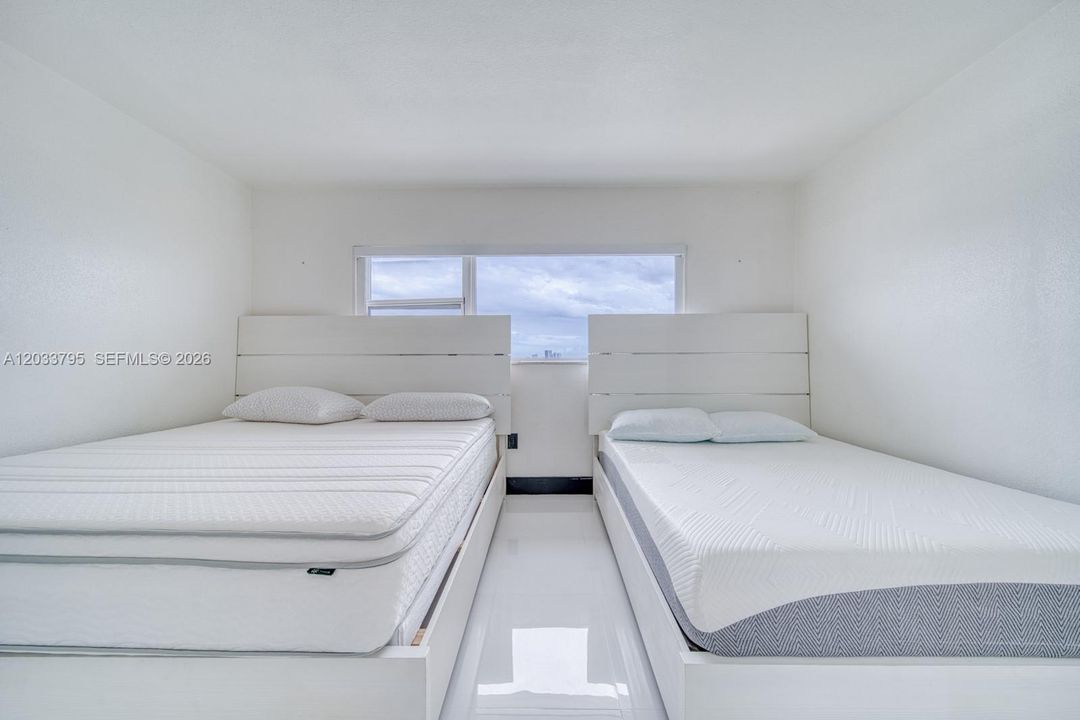 For Sale: $385,000 (1 beds, 1 baths, 660 Square Feet)