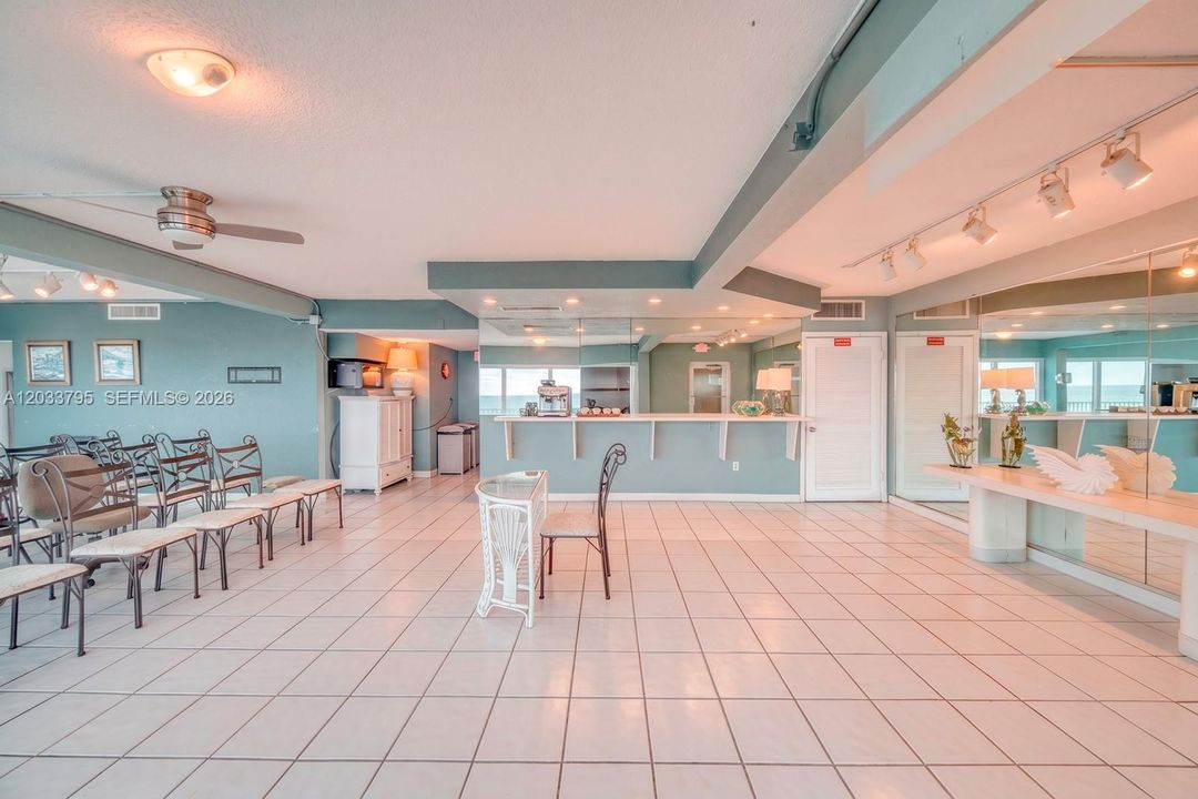 For Sale: $385,000 (1 beds, 1 baths, 660 Square Feet)