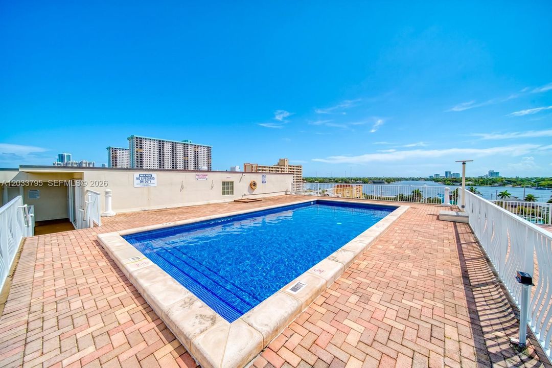 For Sale: $385,000 (1 beds, 1 baths, 660 Square Feet)
