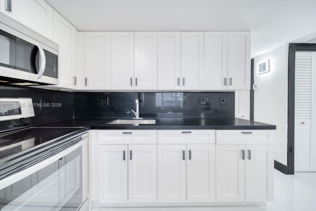 For Sale: $385,000 (1 beds, 1 baths, 660 Square Feet)