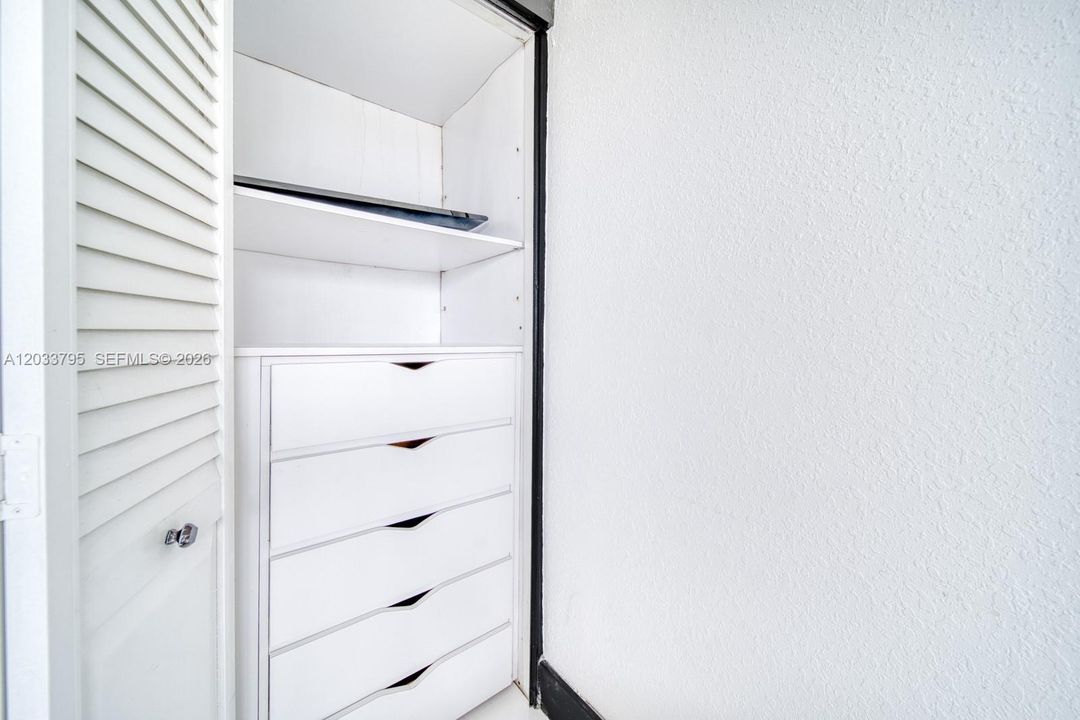 For Sale: $385,000 (1 beds, 1 baths, 660 Square Feet)