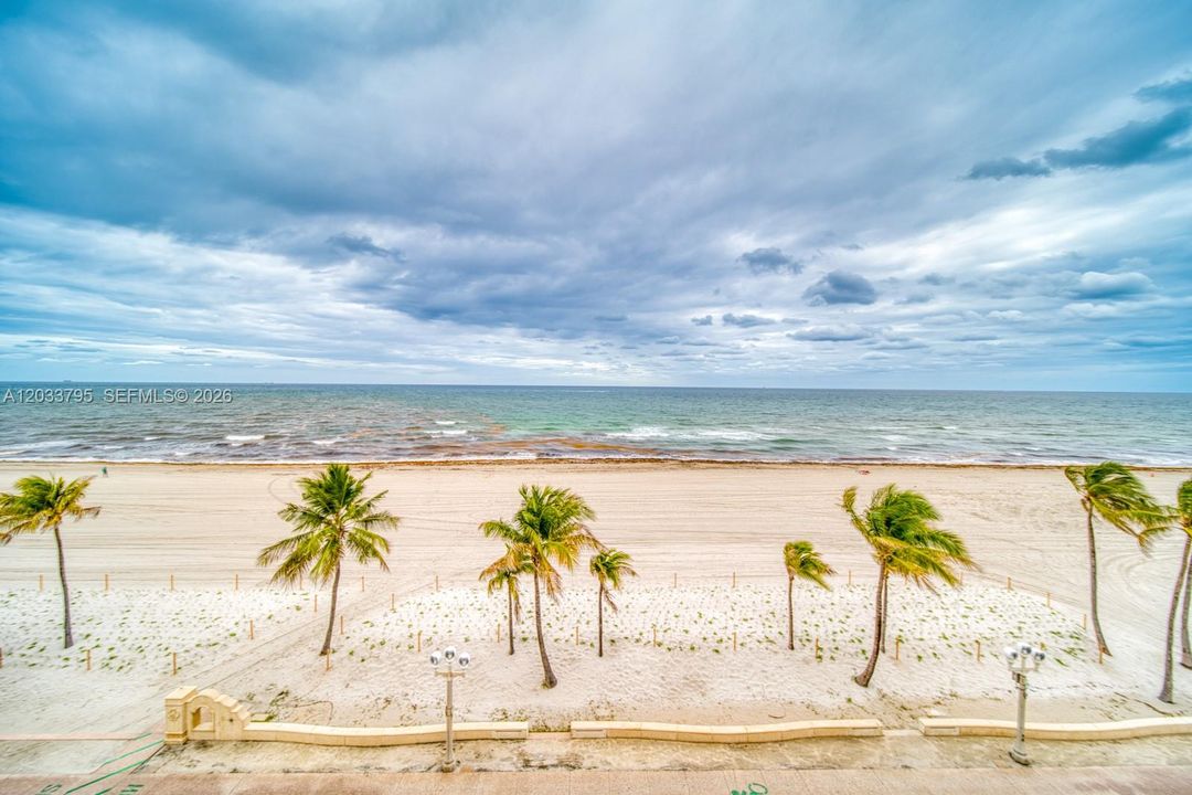 For Sale: $385,000 (1 beds, 1 baths, 660 Square Feet)