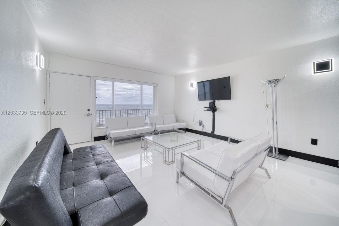 For Sale: $385,000 (1 beds, 1 baths, 660 Square Feet)