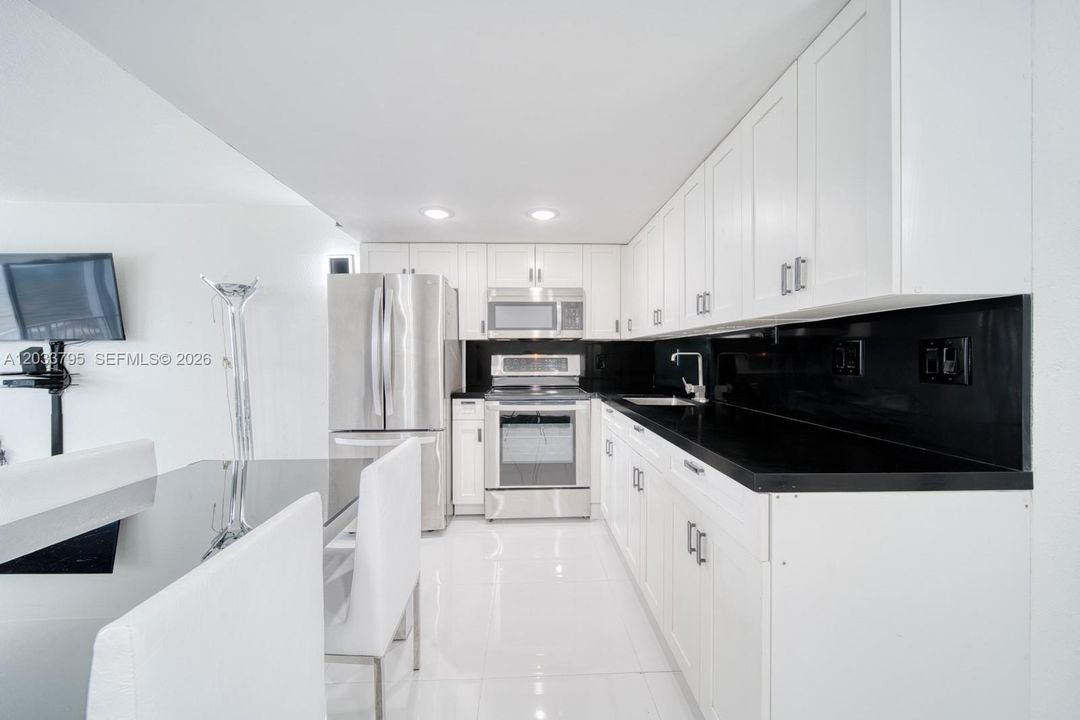 For Sale: $385,000 (1 beds, 1 baths, 660 Square Feet)