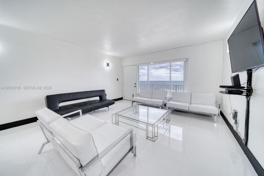For Sale: $385,000 (1 beds, 1 baths, 660 Square Feet)