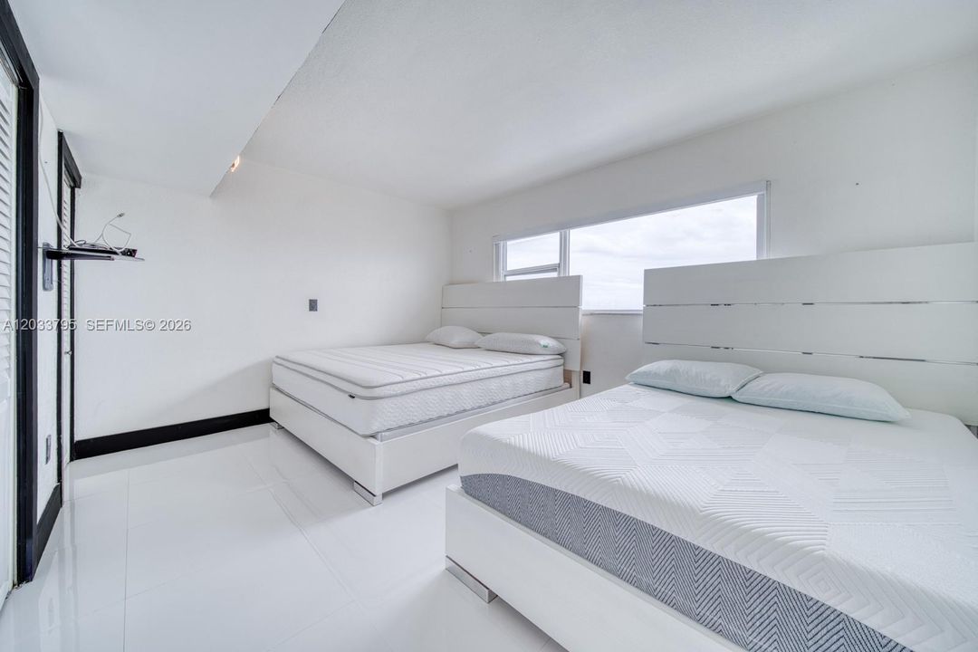 For Sale: $385,000 (1 beds, 1 baths, 660 Square Feet)