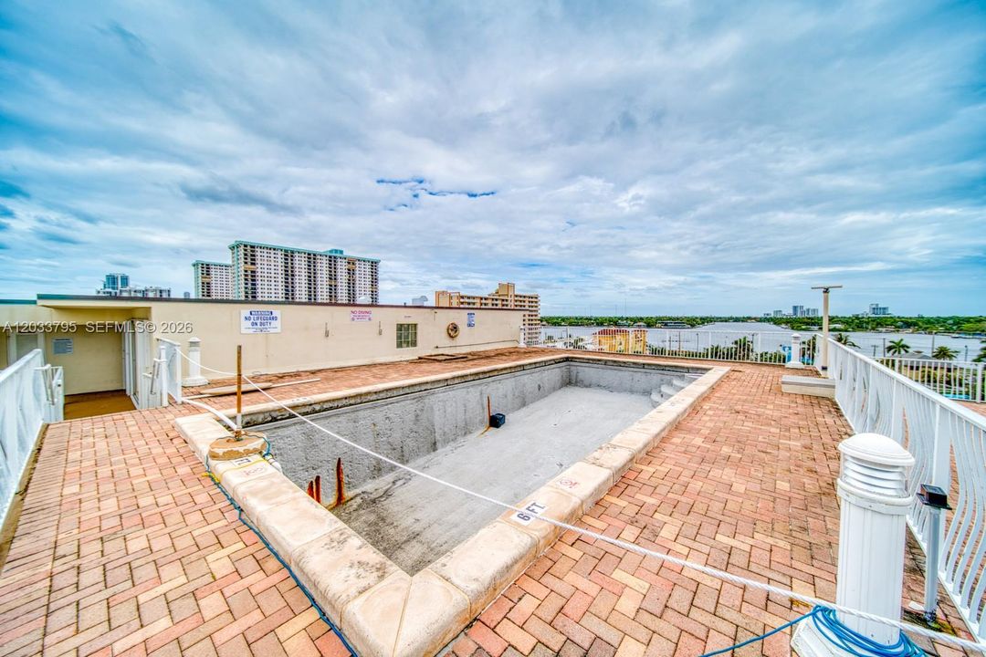 For Sale: $385,000 (1 beds, 1 baths, 660 Square Feet)