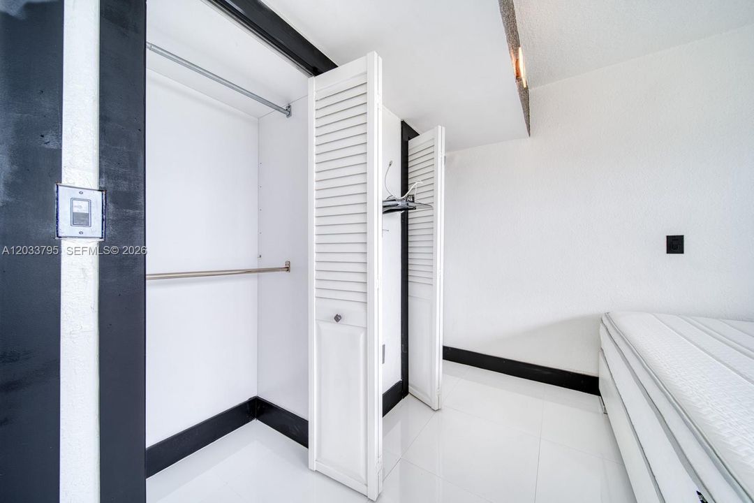 For Sale: $385,000 (1 beds, 1 baths, 660 Square Feet)