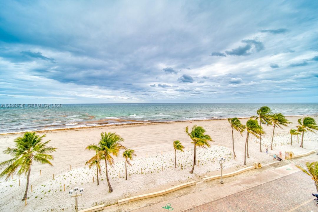 For Sale: $385,000 (1 beds, 1 baths, 660 Square Feet)