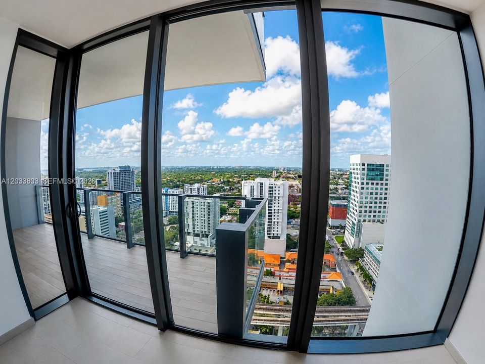 For Sale: $759,000 (1 beds, 1 baths, 887 Square Feet)