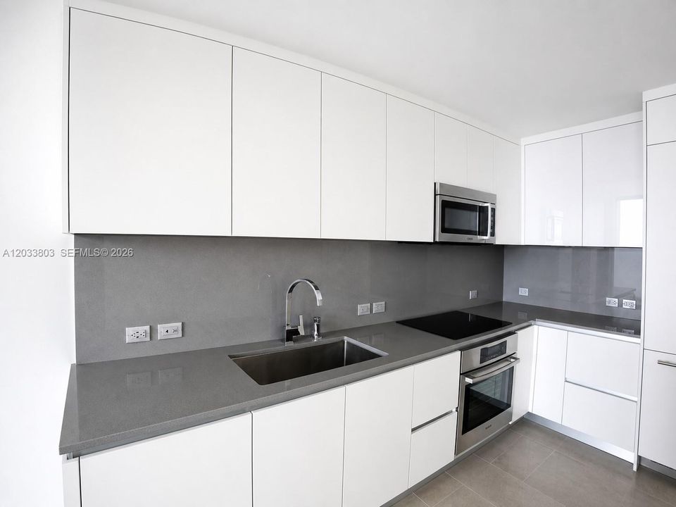 For Sale: $759,000 (1 beds, 1 baths, 887 Square Feet)