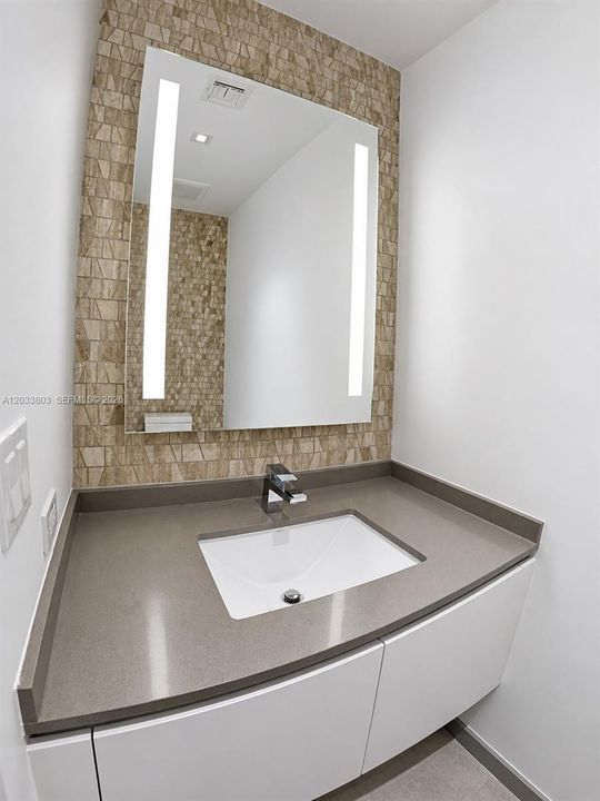 For Sale: $759,000 (1 beds, 1 baths, 887 Square Feet)