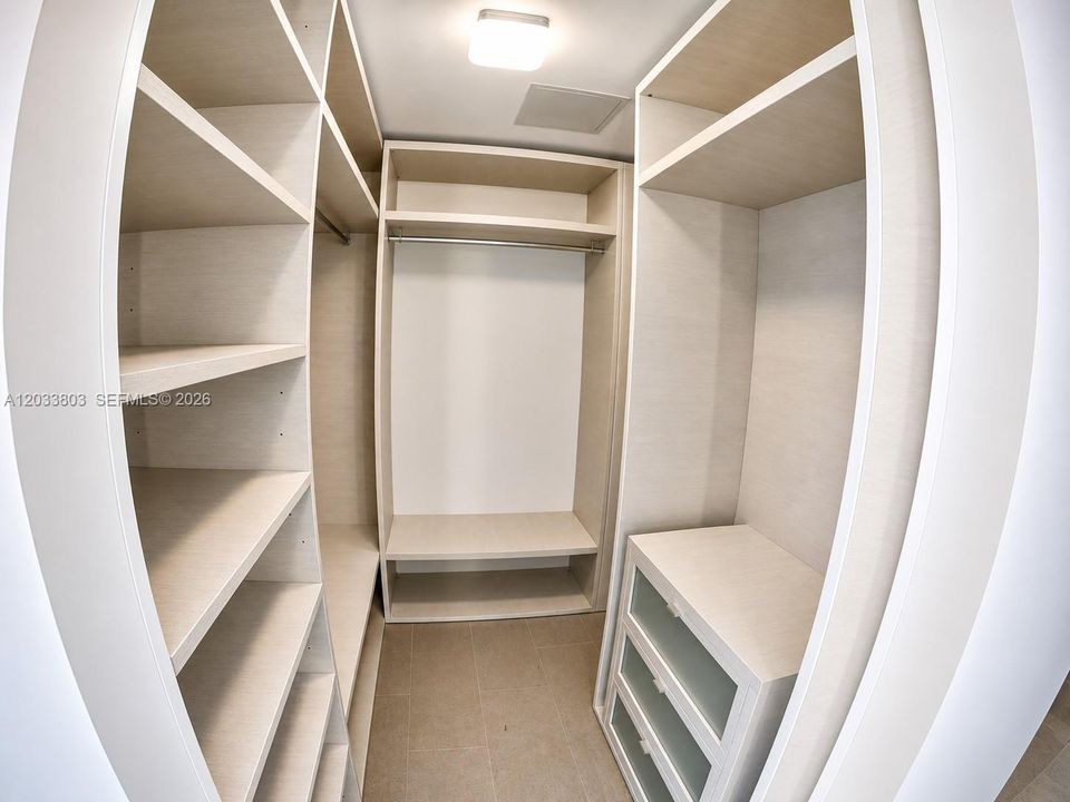 For Sale: $759,000 (1 beds, 1 baths, 887 Square Feet)