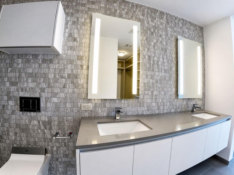 For Sale: $759,000 (1 beds, 1 baths, 887 Square Feet)