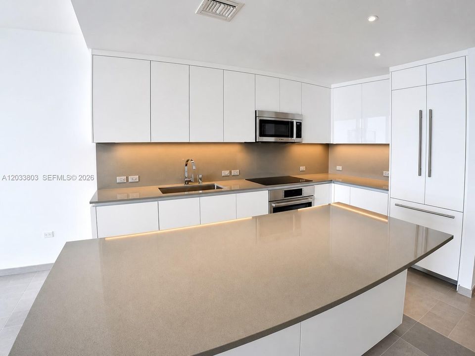 For Sale: $759,000 (1 beds, 1 baths, 887 Square Feet)