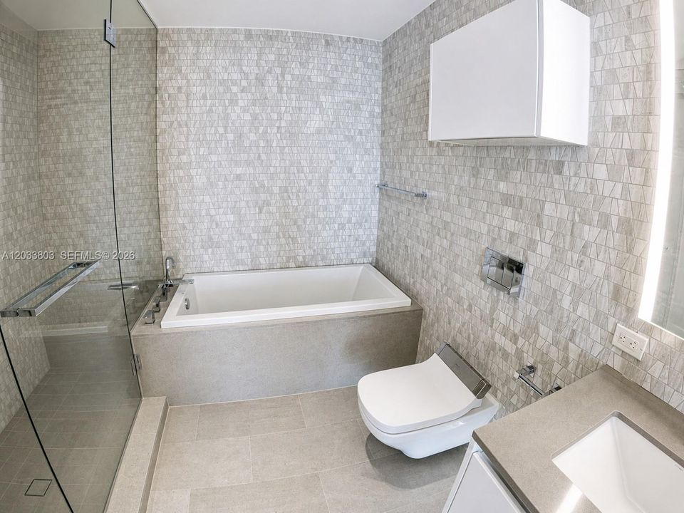 For Sale: $759,000 (1 beds, 1 baths, 887 Square Feet)