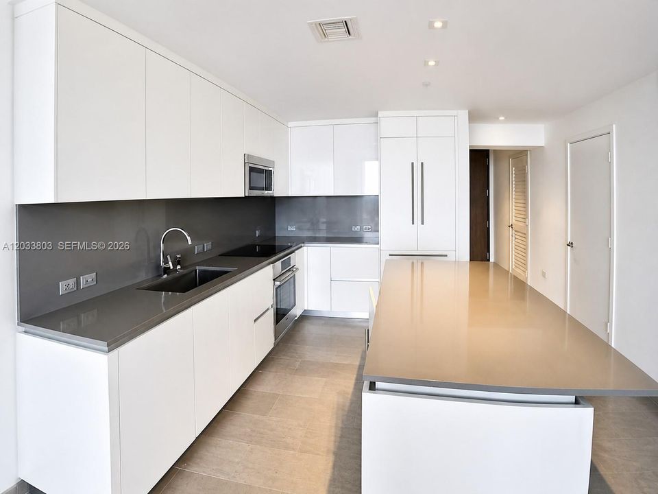 For Sale: $759,000 (1 beds, 1 baths, 887 Square Feet)