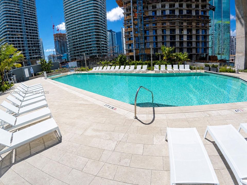 For Sale: $759,000 (1 beds, 1 baths, 887 Square Feet)