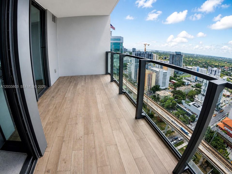 For Sale: $759,000 (1 beds, 1 baths, 887 Square Feet)